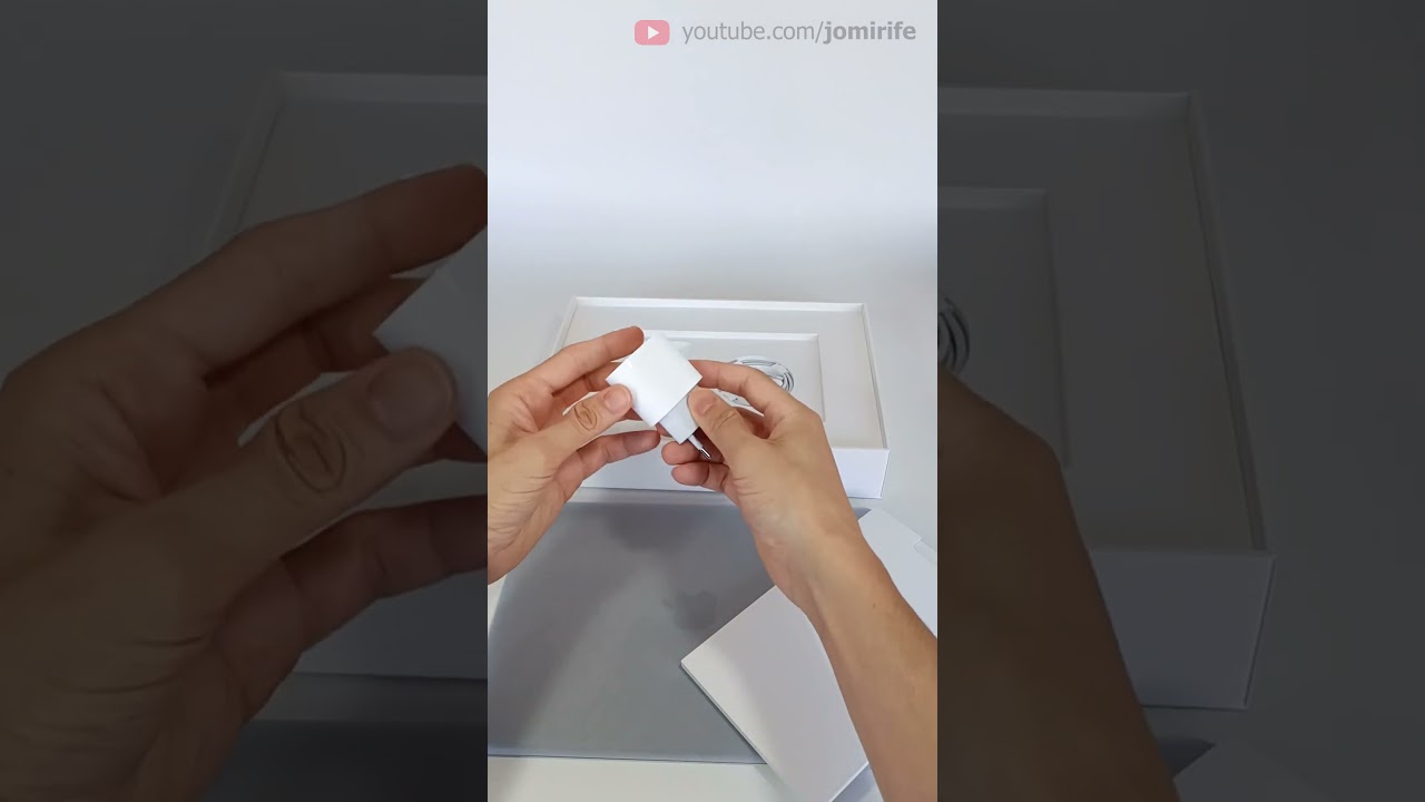 アップルの iPad 9 (iPad 9 世代) . 箱を開けて箱に入っているものを