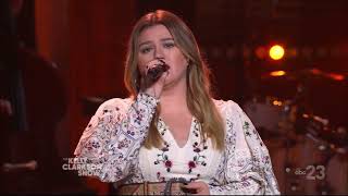 Kelly Clarkson Sings 