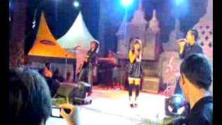 Oris Feat Nadia Vega Umbrella
