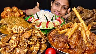 Small Crab Curry Pomfret Fish Curry Mutton Curry Chicken Liver Gizzard Chicken Egg Curry Eating