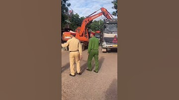 Máy xúc đang làm đường giải toả