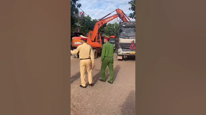 Máy xúc đang làm đường giải toả