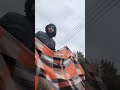 Выбиваю одеяло от пыли
