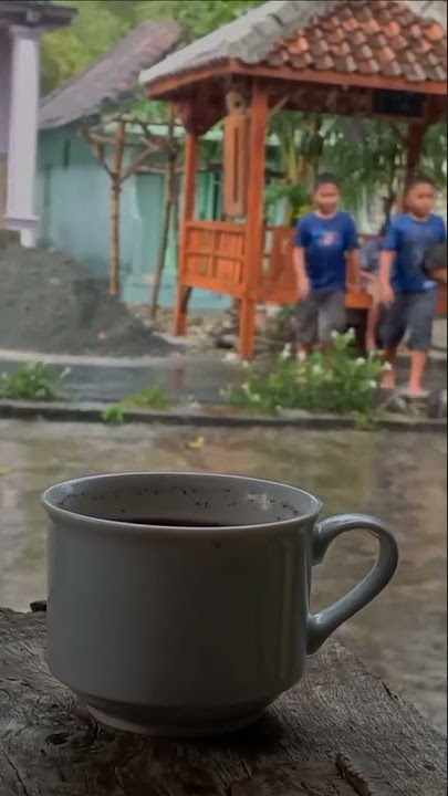 Ngopi Sembari Nonton anak kecil Hujan²an Syahduu Gaess 😂 #ngopi #hujan #syahdu #ngopisore