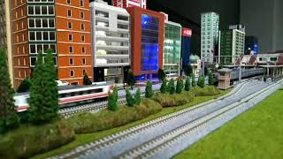 N SCALE MODEL TRAIN WITH KATO V11 + V14 + V15 DIORAMA CITY TOWN