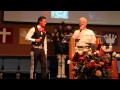 Erik Roberto y su papa Pedro Torres cantando a dueto "Un Grano de Arena"