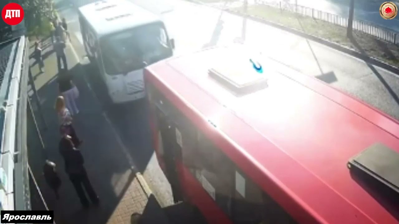 Кадры моментов дтп на улице авиаторов