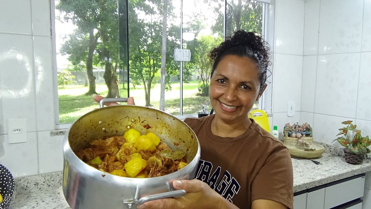 PERNIL ASSADO DE PANELA COM BATATAS CORADAS
