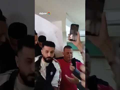 يسانده والده وأصدقائه.. لحظة خروج إمام عاشور من محكمة جنايات الجيزة