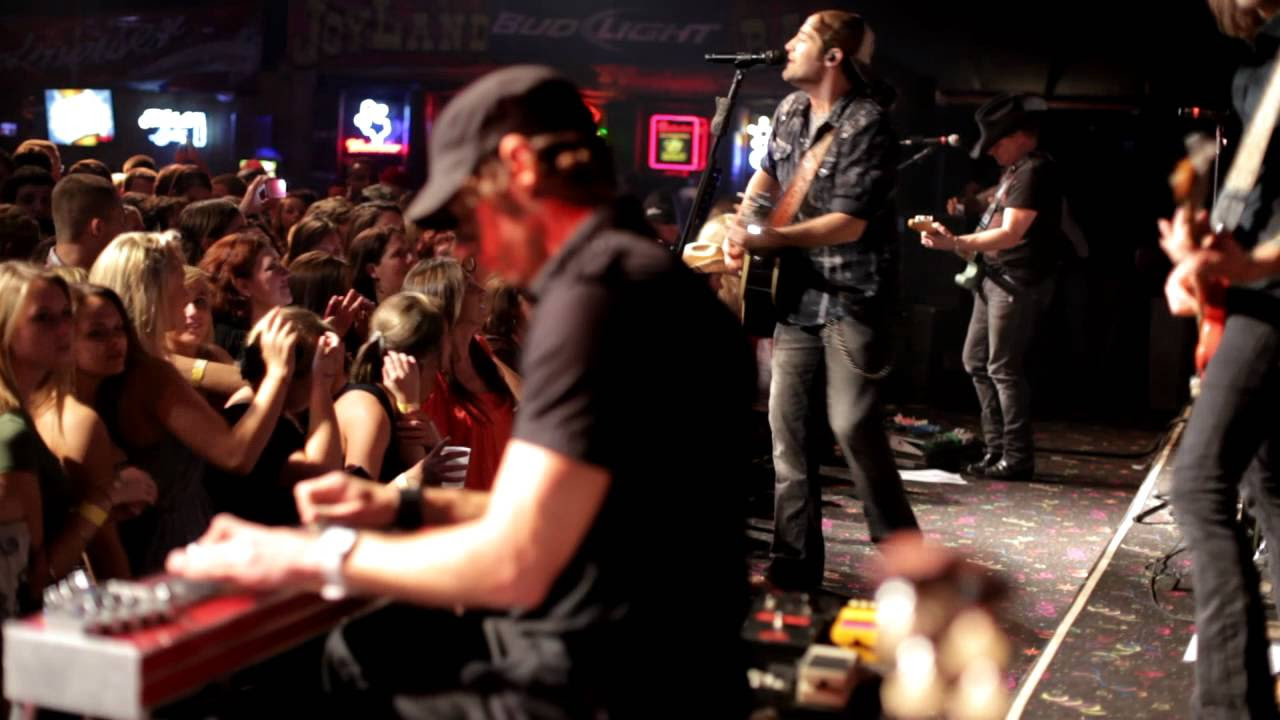 Josh Thompson Way Out Here (Live)
