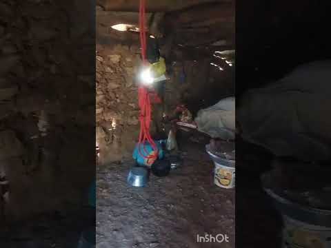 زندگی در دل کوه با خونه ساده سنگی صدا زیبای پرندگان درختان بلوط