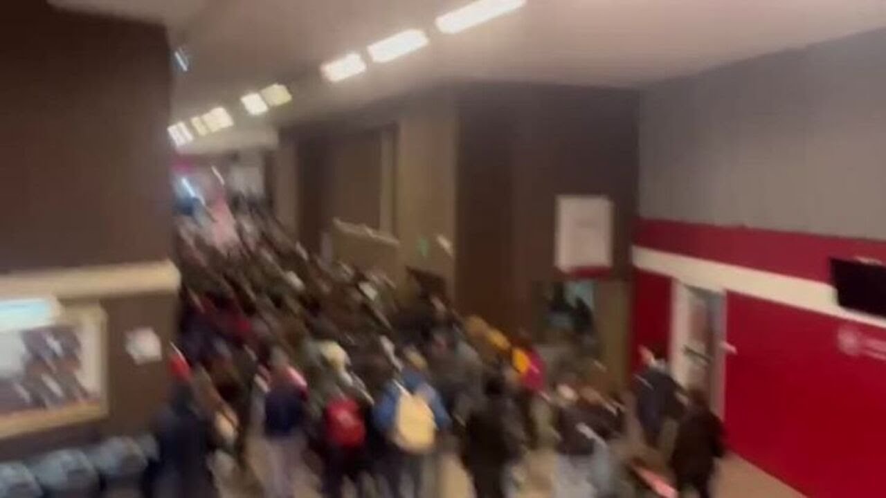 Roma, corteo alla Sapienza: cori e slogan contro i fascisti