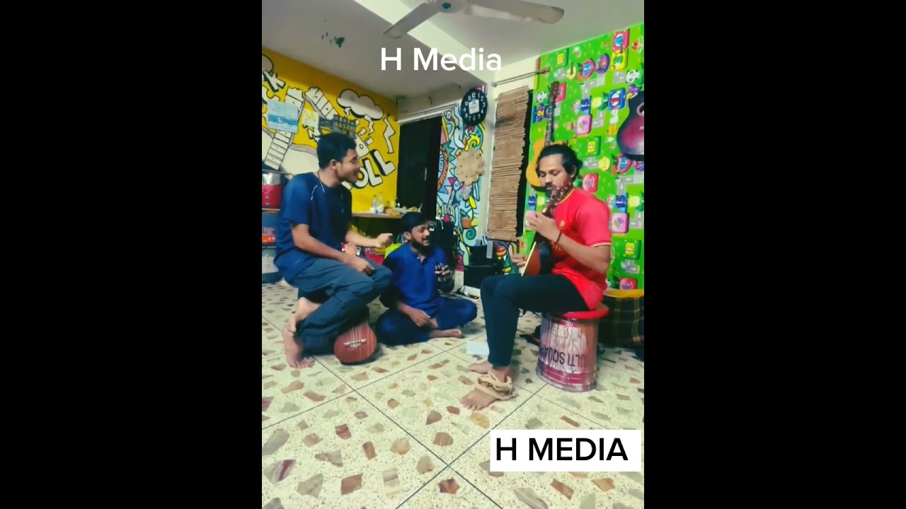 চট্টগ্রামের ঐতিহ্যবাহী হলাগীত। বর্তমানে যেটা বলতে গেলে বিলুপ্ত।  