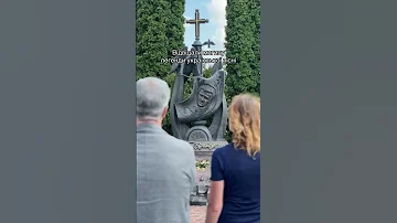 Подружжя Порошенків відвідало могилу Назарія Яремчука порошенко яремчук 