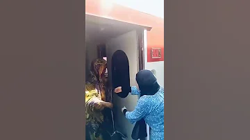سودانية تودع جارتها المصرية بعد قرارها بالعودة إلى بلادها 