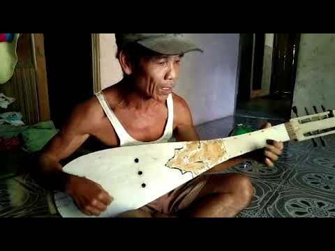 bermain gambus atau musik jepen tradisional Melayu Dayak katap kebahan