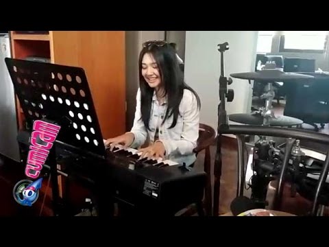 Cantik, Mikha Tambayong Nyanyi Lagu Jamrud - Cumicam 23 Oktober 2015