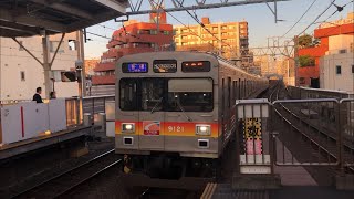 東急9020系9021編成（トップナンバー）が到着するシーン