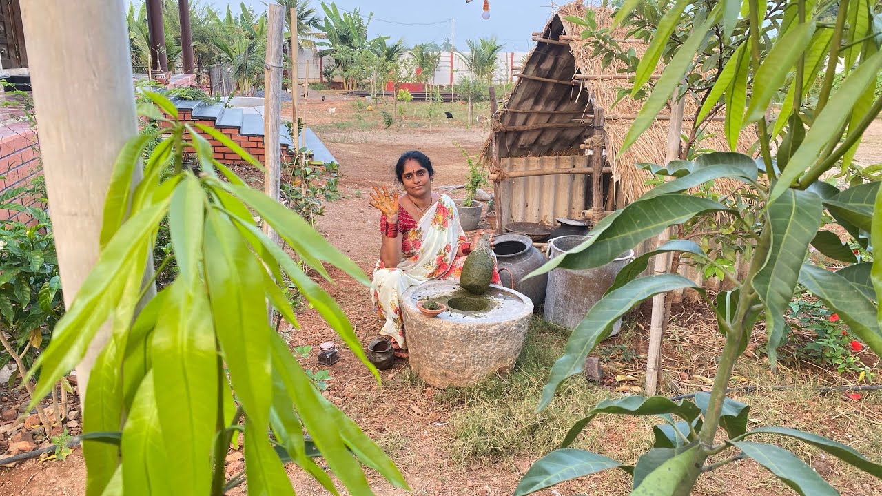 పెళ్లి అయిన ఇన్నేళ్లకు ఇప్పుడు కుదిరింది గోరింటాకు పెట్టుకోవటానికి@sravanamegham