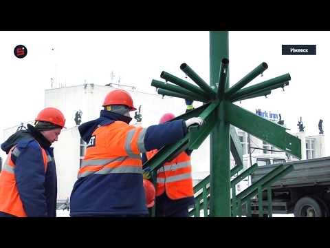 Установка новогодней ели на Центральной площади Ижевска