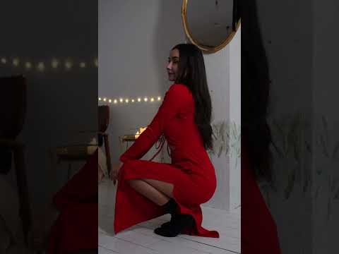 Червона трикотажна сукня з вирізами