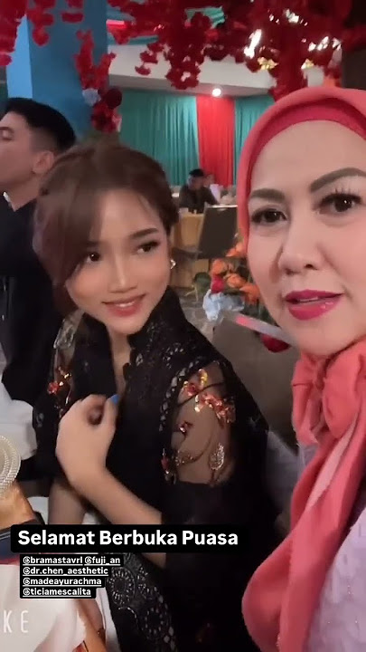 Uti duduk ditengah antara Verrell Bramasta dan ibunya yg  kagum liatin Uti trus selama bukber