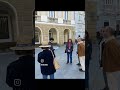 Conchi Guía guiando a sus compañeros de C1 de francés de la EOI