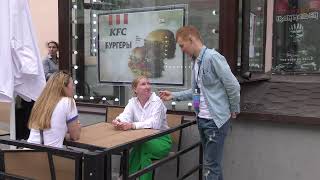 Антон Теляков общается со стюардессами в центре Москвы. Неожиданная концовка