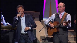 Video-Miniaturansicht von „Daniel O'Donnell with John Staunton - It's Hard To Be Humble (Live at The Macomb, Michigan)“
