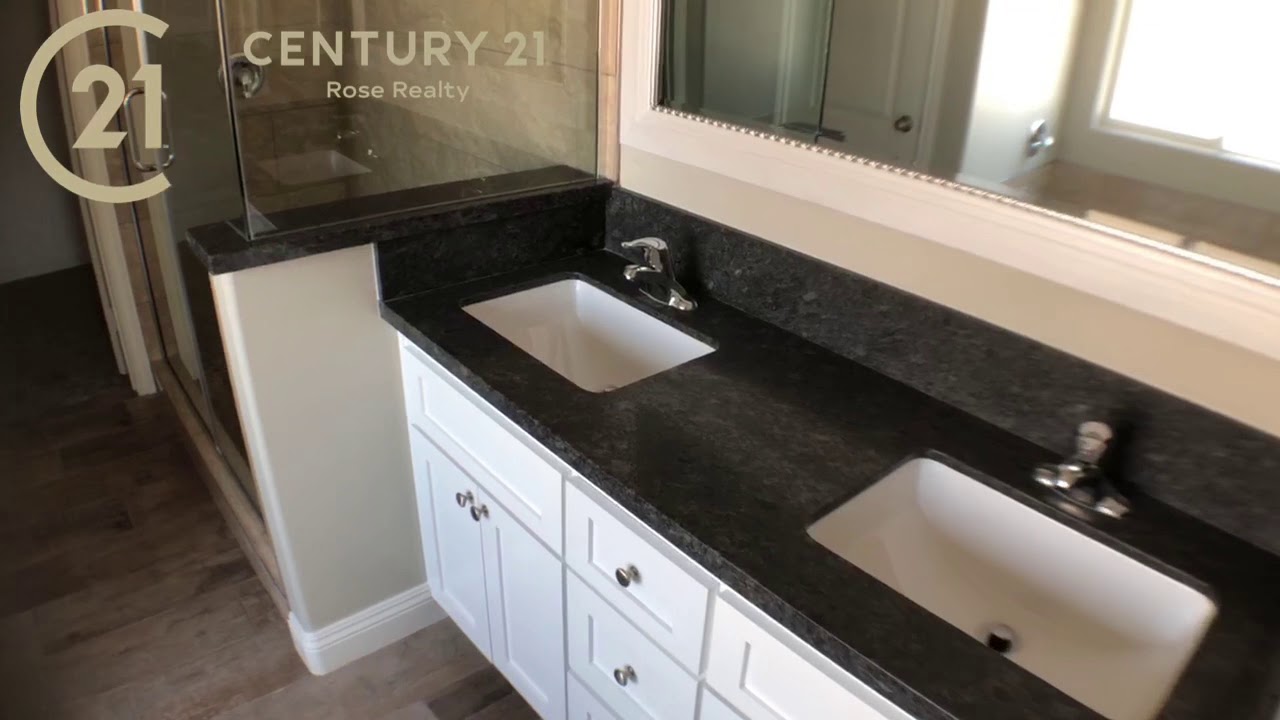 New construction 🔨 in Hesperia CA with NEW VINYL PRIVACY FENCING THE