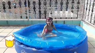 Isa Na Piscina De Casa