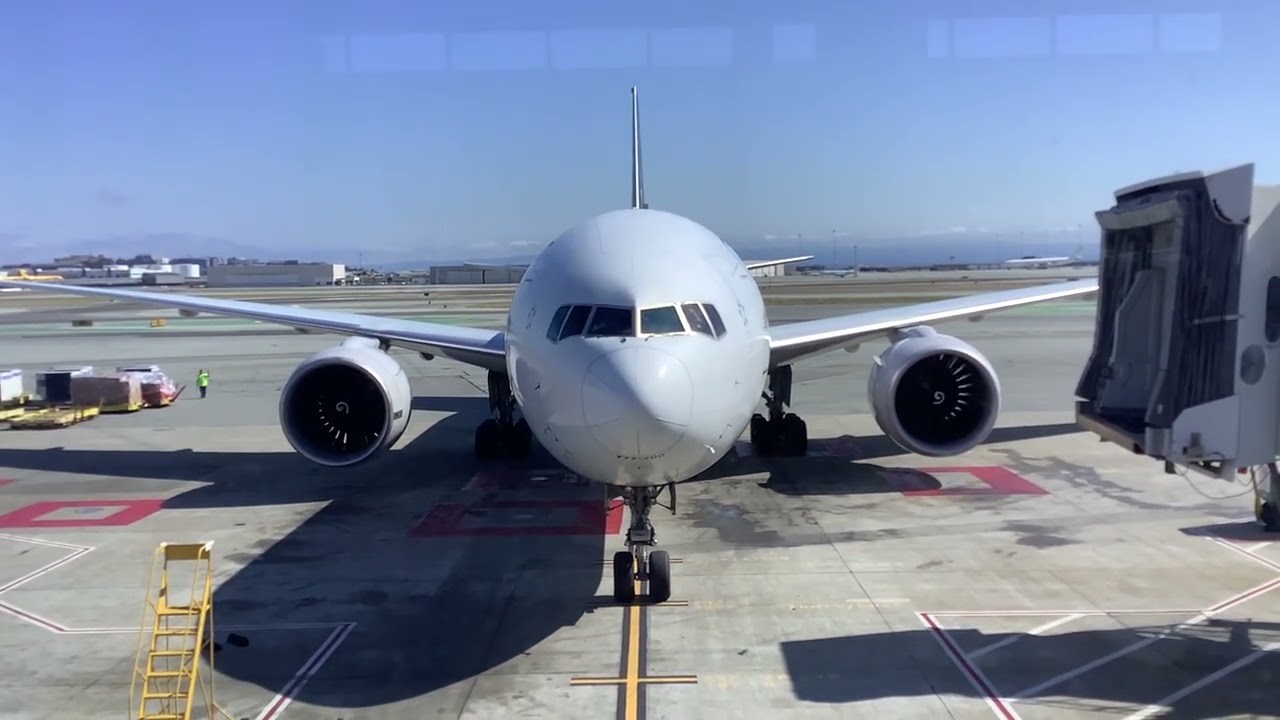 United Airlines 777-200ER (Star Alliance Livery) pulling into SFO