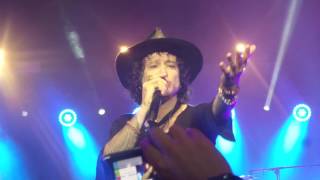 Enrique Bunbury. Al final.