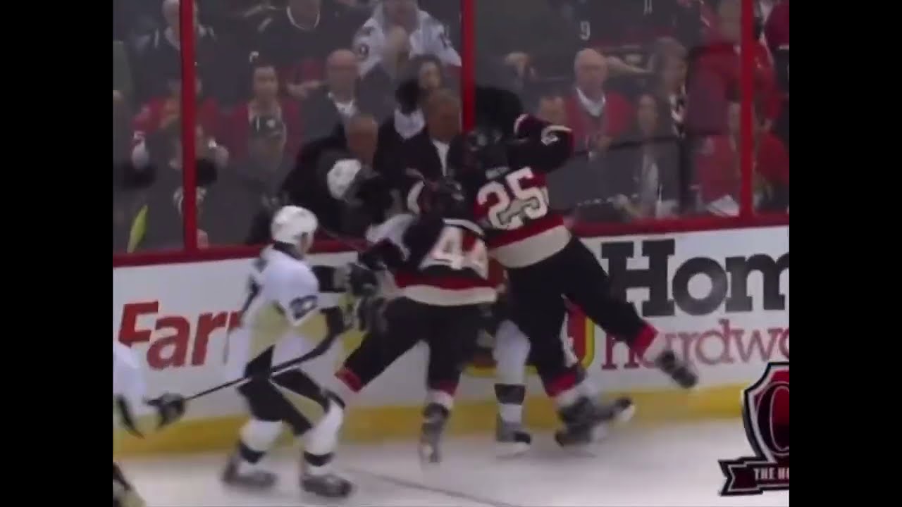 Chris Neil CLOBBERS Simon Després 