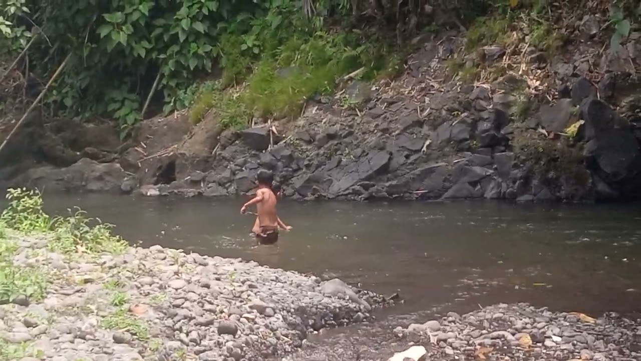 bocil mandi di sungai melihat ular di dalam air (part2)