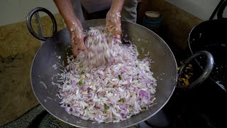 80 Year Old Eatery Serves Best Kanda Bhaji Onion Fritters In Kolhapur Street Food India