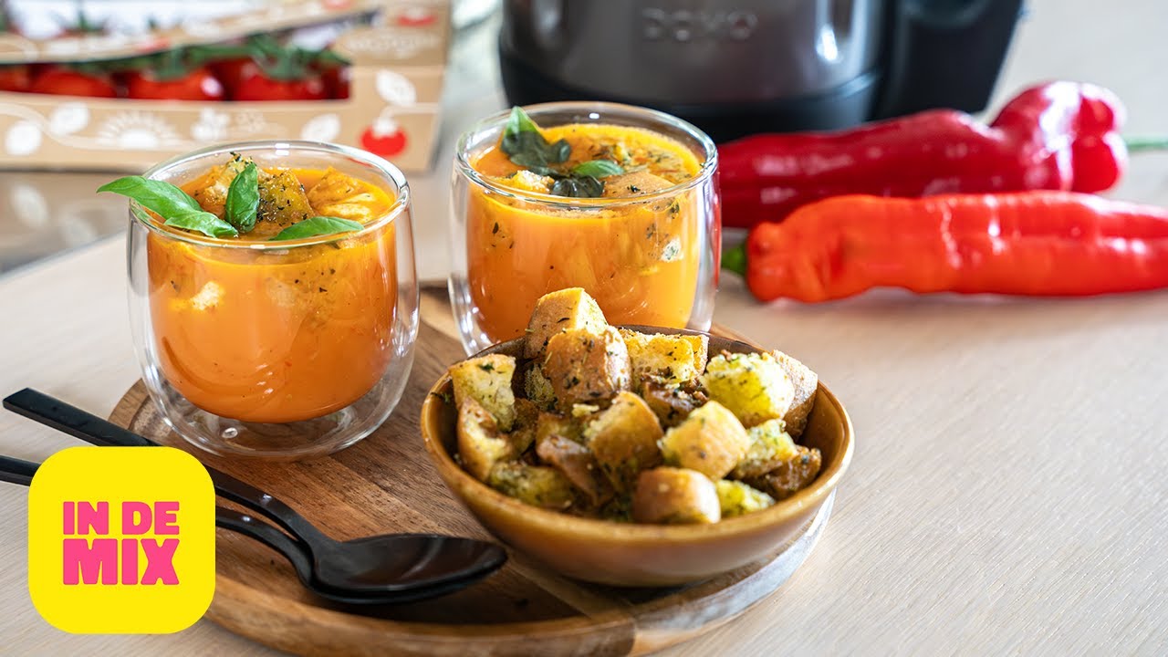Soepje van puntpaprika met pestomascarpone en tijmcroutons | In de mix