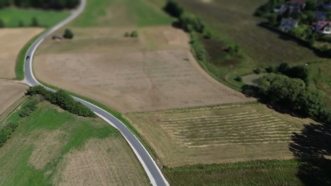 Flug über die malerische Landschaft des Ebersbachtals