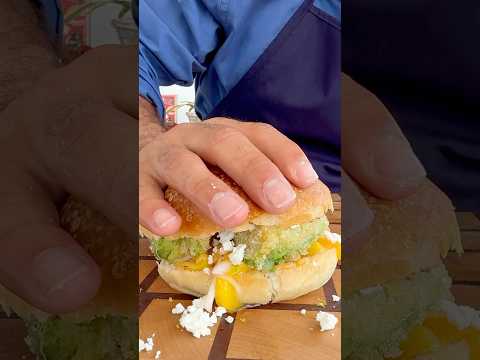 Panino con Avocado Fritto, Feta e Insalata di Mango