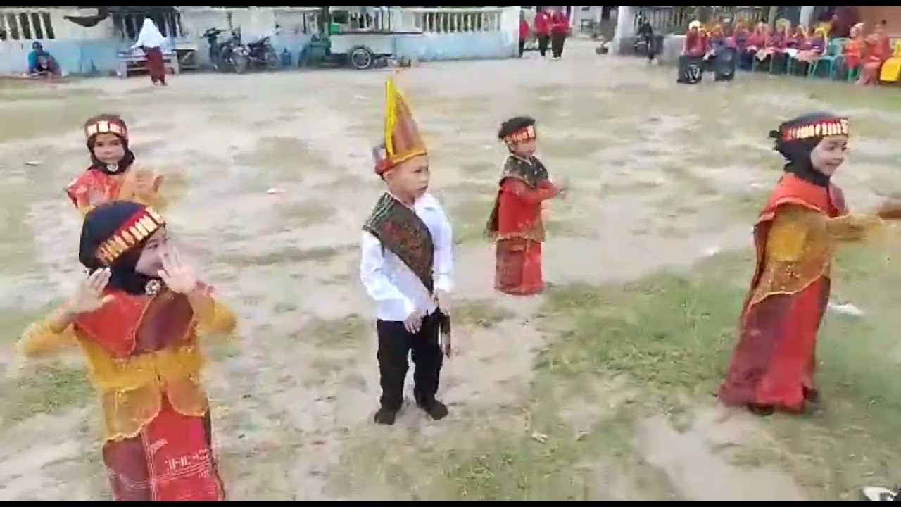 Tarian Sinanggar Tullo oleh kelas 1