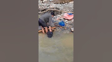 Cận cảnh khai thác vàng thủ công của người dân Lào