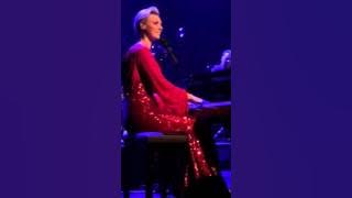 Sanna Nielsen tränar inför Allsång på Skansen