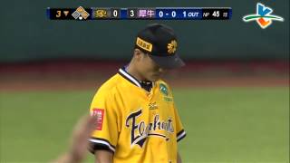 20131005 CPBL 象vs犀牛 3下 陳凱倫打出刁鑽的內野安打 王勝偉接到後也來不及了