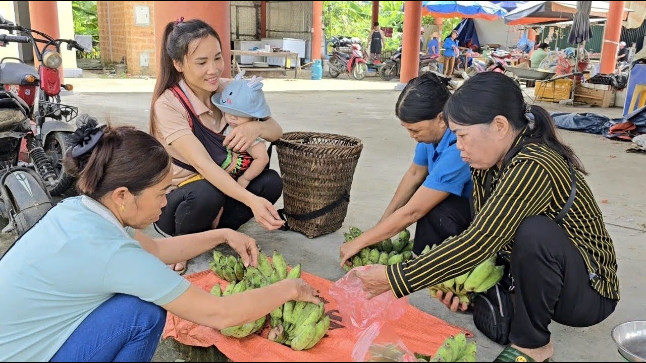 Single mother harvesting bananas to sell at the market. My daily life ...