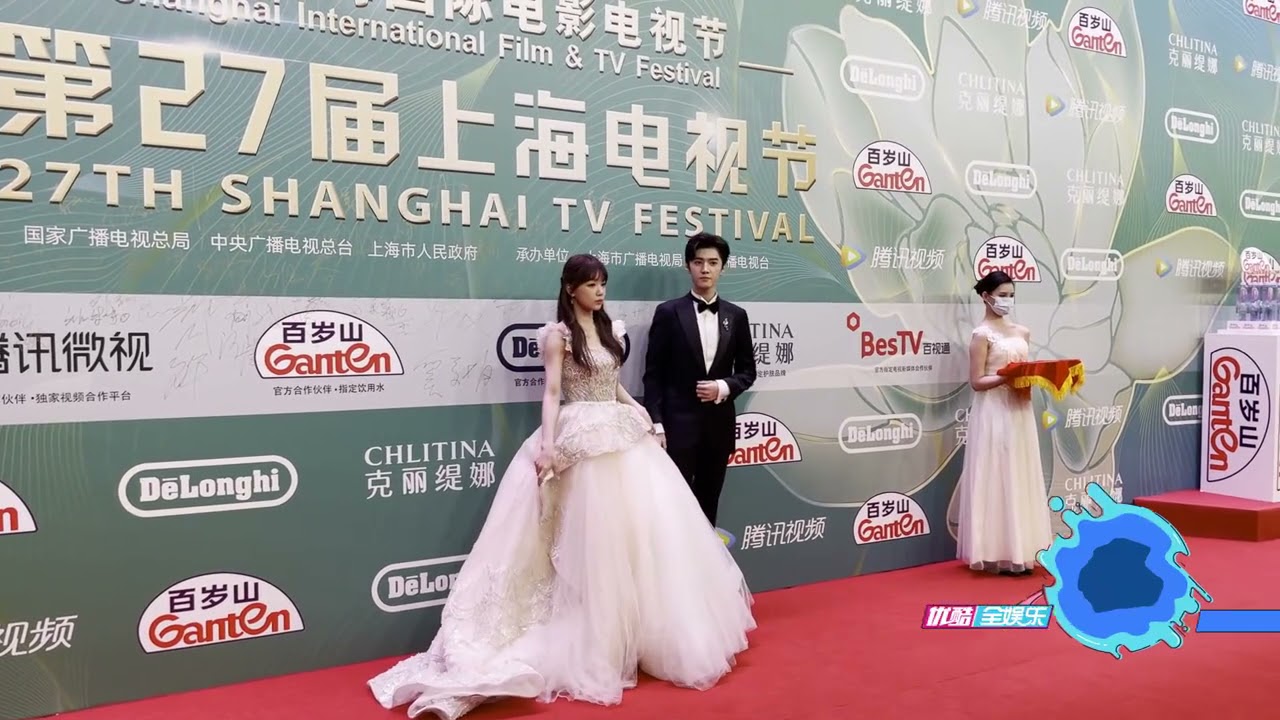 徐梦洁提礼服走红毯肩带滑落 陈哲远一路帮她拎裙摆