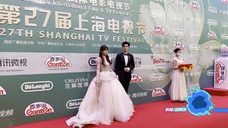 徐梦洁提礼服走红毯肩带滑落 陈哲远一路帮她拎裙摆