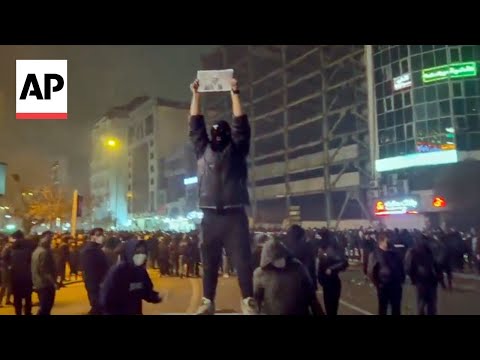 ویدئویی معترضان را در خیابان های تهران در زمان قطعی برق نشان می دهد