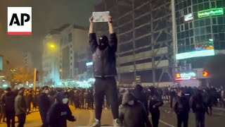Download Lagu Video shows protesters in the streets of Tehran during Iran blackout MP3