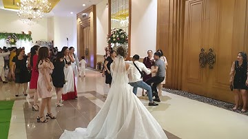 Màn tung hoa cưới siêu náo nhiệt của cô dâu xinh đẹp và cái kết của chàng trai chụp hoa