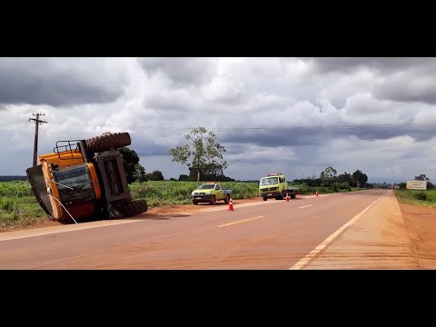 Thumbnail do vídeo: Colheitadeira cai de carreta na BR-163